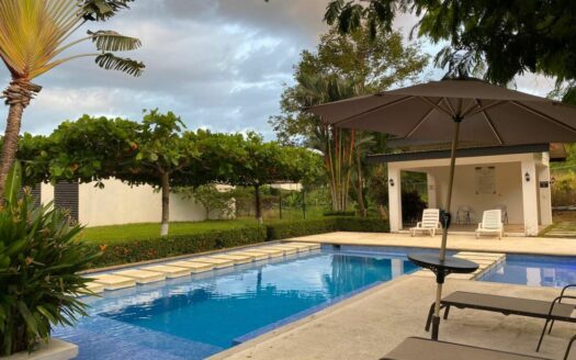 Casa moderna en Hacienda Verde – Playa Jacó – Piscina privada, lista para disfrutar Cod. 142220