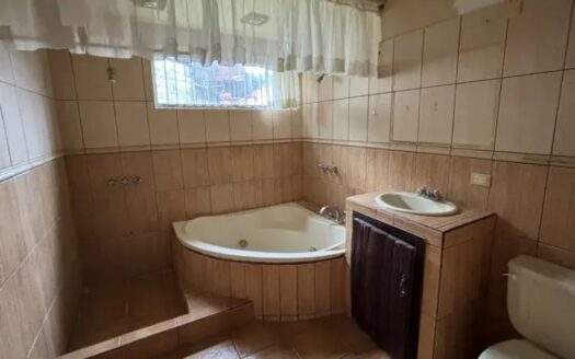 ¡REMATE BANCARIO! Oportunidad de Casa de Una Planta con Local Comercial y Amplio Terreno de 600 m2 en Tambor de Alajuela. COD. 143779