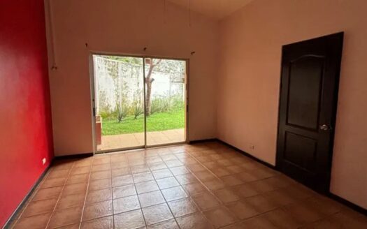 ¡REMATE BANCARIO! Oportunidad de Casa de Una Planta con Local Comercial y Amplio Terreno de 600 m2 en Tambor de Alajuela. COD. 143779