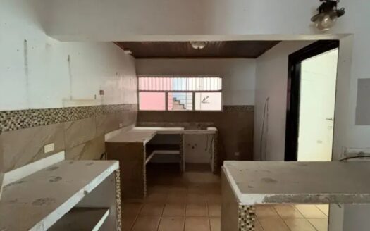 ¡REMATE BANCARIO! Oportunidad de Casa de Una Planta con Local Comercial y Amplio Terreno de 600 m2 en Tambor de Alajuela. COD. 143779