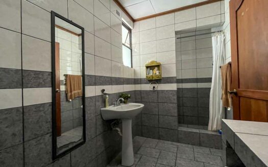 Casa en venta en San Antonio de Desamparados, ideal para vivienda o uso comercial COD#142618