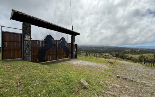 Hermosa Propiedad de 183.732 m2 en Las Montañas de Bajo La Hondura, Dulce Nombre de Coronado COD 143811