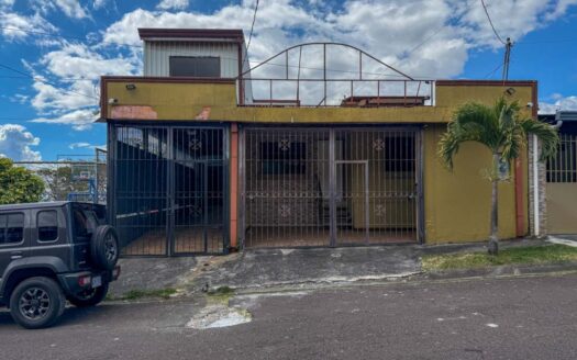 Casa En Venta En San Pablo De Heredia, Remate Bancario Con Dos Departamentos. Código 142967