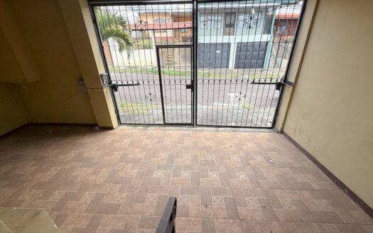 Casa En Venta En San Pablo De Heredia, Remate Bancario Con Dos Departamentos. Código 142967