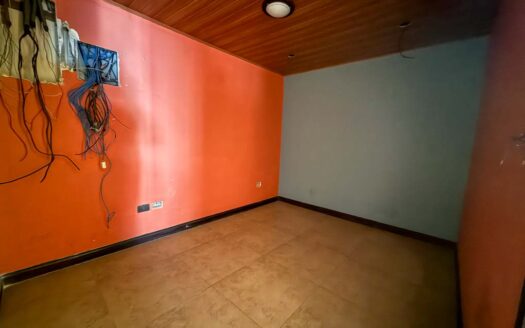 Casa En Venta En San Pablo De Heredia, Remate Bancario Con Dos Departamentos. Código 142967
