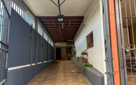 Casa En Venta En San Pablo De Heredia, Remate Bancario Con Dos Departamentos. Código 142967