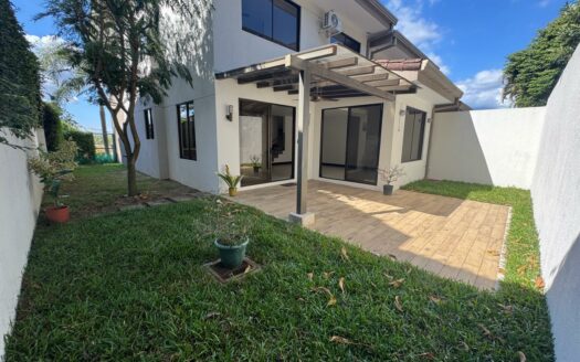 🏡 ¡Vive el Lujo Natural! Rebajada !!! a $359,000 Casa en Guachipelín con Hermosas Vistas, Amenidades y Precio de Oportunidad Cód 142558