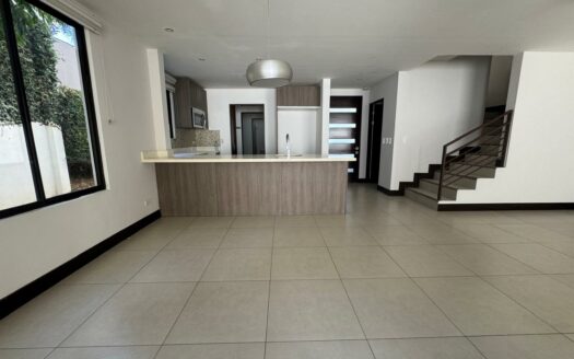 🏡 ¡Vive el Lujo Natural! Rebajada !!! a $359,000 Casa en Guachipelín con Hermosas Vistas, Amenidades y Precio de Oportunidad Cód 142558