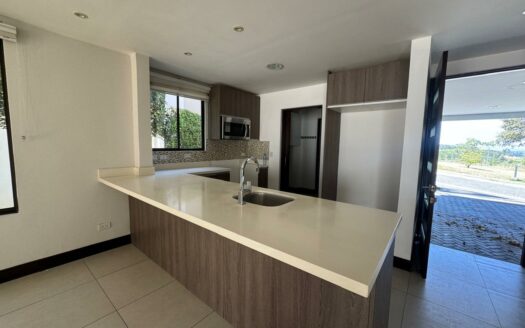 🏡 ¡Vive el Lujo Natural! Rebajada !!! a $359,000 Casa en Guachipelín con Hermosas Vistas, Amenidades y Precio de Oportunidad Cód 142558