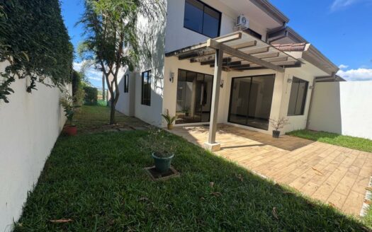 🏡 ¡Vive el Lujo Natural! Rebajada !!! a $359,000 Casa en Guachipelín con Hermosas Vistas, Amenidades y Precio de Oportunidad Cód 142558