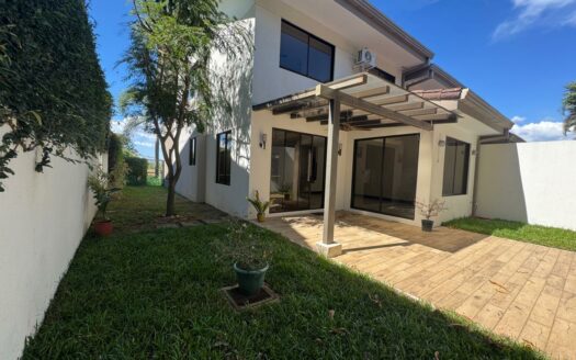 🏡 ¡Vive el Lujo Natural! Rebajada !!! a $359,000 Casa en Guachipelín con Hermosas Vistas, Amenidades y Precio de Oportunidad Cód 142558