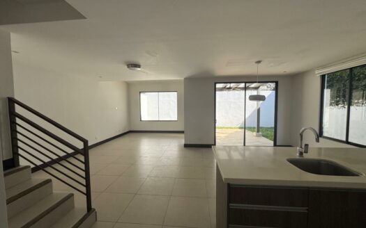 🏡 ¡Vive el Lujo Natural! Rebajada !!! a $359,000 Casa en Guachipelín con Hermosas Vistas, Amenidades y Precio de Oportunidad Cód 142558