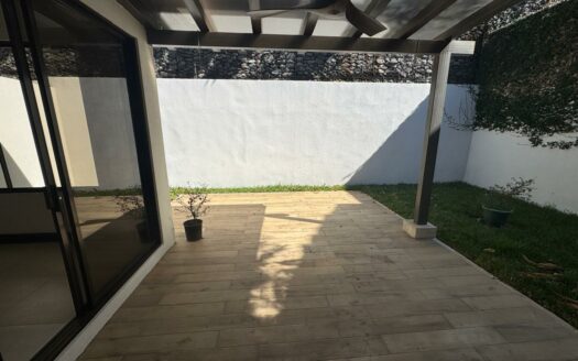 🏡 ¡Vive el Lujo Natural! Rebajada !!! a $359,000 Casa en Guachipelín con Hermosas Vistas, Amenidades y Precio de Oportunidad Cód 142558
