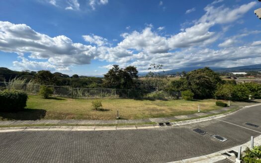 🏡 ¡Vive el Lujo Natural! Rebajada !!! a $359,000 Casa en Guachipelín con Hermosas Vistas, Amenidades y Precio de Oportunidad Cód 142558