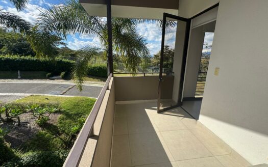 🏡 ¡Vive el Lujo Natural! Rebajada !!! a $359,000 Casa en Guachipelín con Hermosas Vistas, Amenidades y Precio de Oportunidad Cód 142558