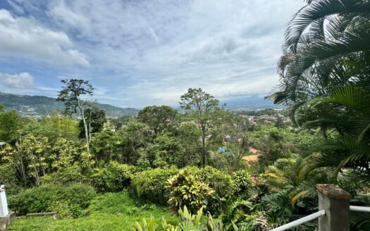 La oportunidad de comprar la casa de sus sueños con una vista increíble de día y de noche solo en Escazú, Cód 142251