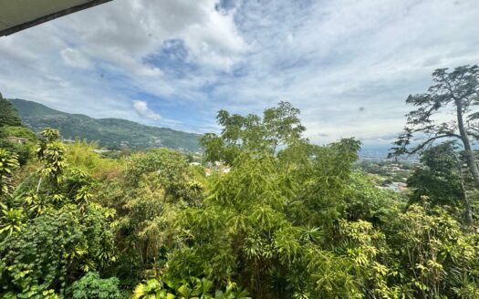 La oportunidad de comprar la casa de sus sueños con una vista increíble de día y de noche solo en Escazú, Cód 142251