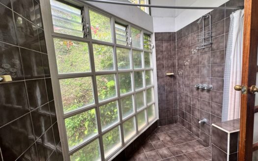 La oportunidad de comprar la casa de sus sueños con una vista increíble de día y de noche solo en Escazú, Cód 142251