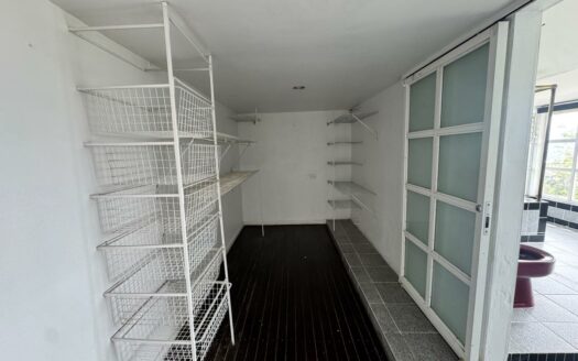 La oportunidad de comprar la casa de sus sueños con una vista increíble de día y de noche solo en Escazú, Cód 142251