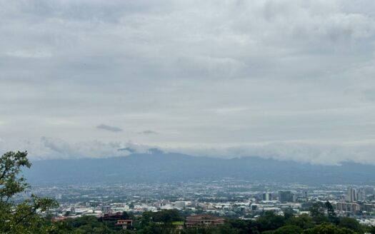 La oportunidad de comprar la casa de sus sueños con una vista increíble de día y de noche solo en Escazú, Cód 142251