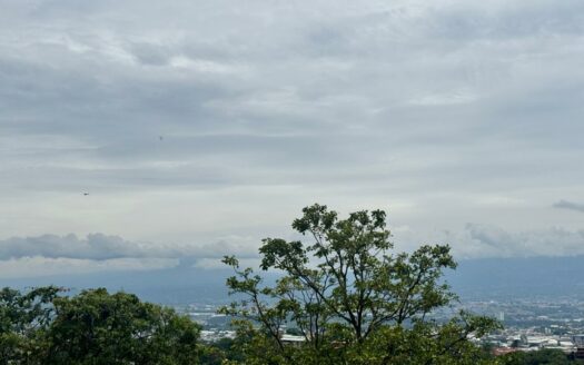 La oportunidad de comprar la casa de sus sueños con una vista increíble de día y de noche solo en Escazú, Cód 142251