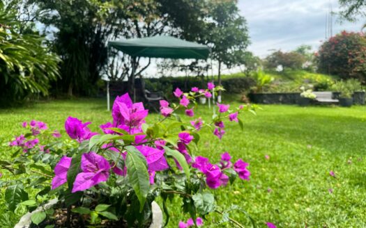 La oportunidad de comprar la casa de sus sueños con una vista increíble de día y de noche solo en Escazú, Cód 142251