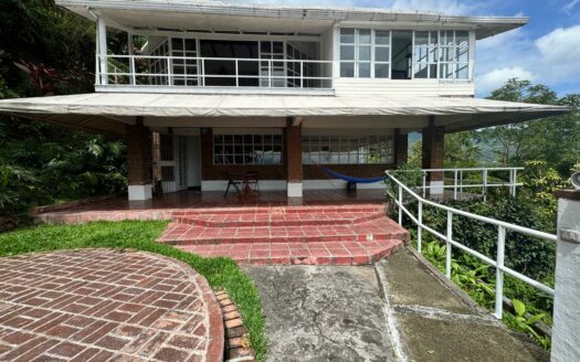 La oportunidad de comprar la casa de sus sueños con una vista increíble de día y de noche solo en Escazú, Cód 142251