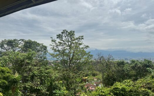 La oportunidad de comprar la casa de sus sueños con una vista increíble de día y de noche solo en Escazú, Cód 142251