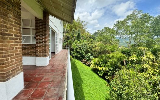 La oportunidad de comprar la casa de sus sueños con una vista increíble de día y de noche solo en Escazú, Cód 142251