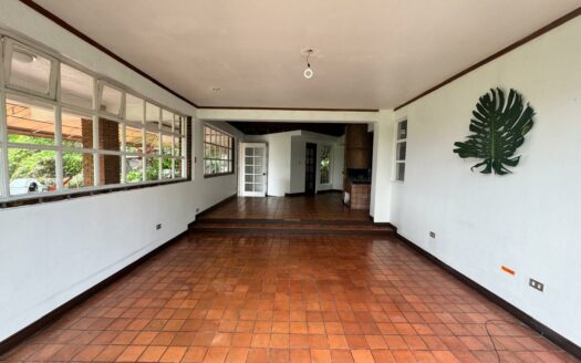 La oportunidad de comprar la casa de sus sueños con una vista increíble de día y de noche solo en Escazú, Cód 142251