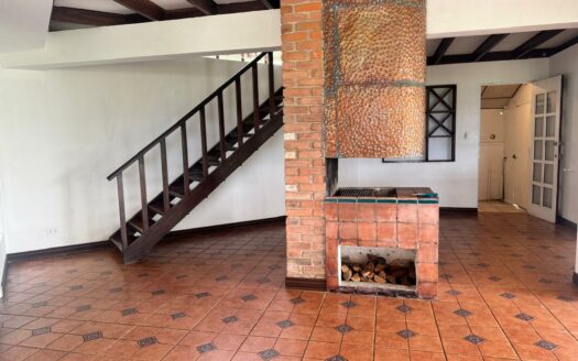 La oportunidad de comprar la casa de sus sueños con una vista increíble de día y de noche solo en Escazú, Cód 142251