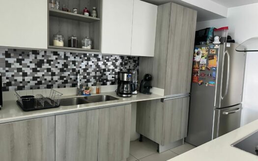 Increíble Oportunidad !!! Apartamento en San Antonio de Escazú, en una zona de fácil acceso a Escazú, ruta 27 y supermercados. Cód 142580