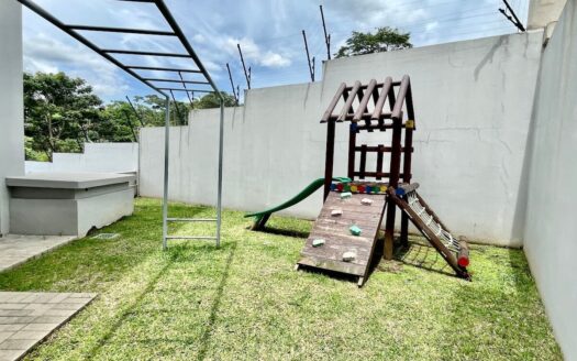 Increíble Oportunidad !!! Apartamento en San Antonio de Escazú, en una zona de fácil acceso a Escazú, ruta 27 y supermercados. Cód 142580