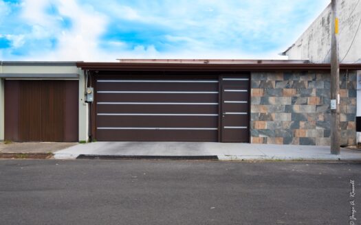 Playa, rentabilidad y estilo de vida — todo en un solo lugar casa con piscina privada a 500mts de la playa en Jaco. Cod. 143526