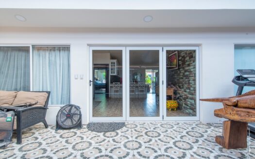 Playa, rentabilidad y estilo de vida — todo en un solo lugar casa con piscina privada a 500mts de la playa en Jaco. Cod. 143526