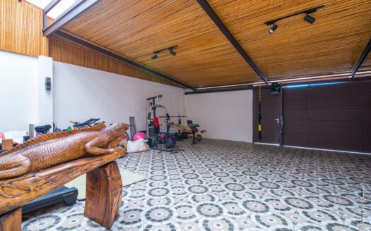 Playa, rentabilidad y estilo de vida — todo en un solo lugar casa con piscina privada a 500mts de la playa en Jaco. Cod. 143526