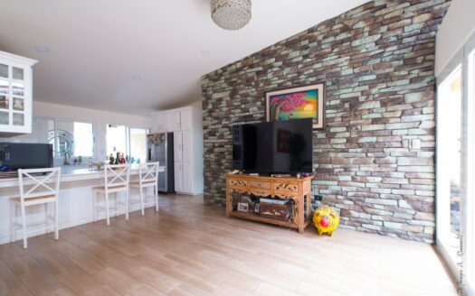 Playa, rentabilidad y estilo de vida — todo en un solo lugar casa con piscina privada a 500mts de la playa en Jaco. Cod. 143526