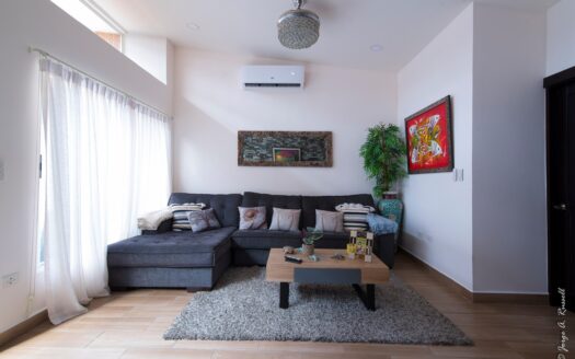 Playa, rentabilidad y estilo de vida — todo en un solo lugar casa con piscina privada a 500mts de la playa en Jaco. Cod. 143526