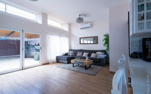 Playa, rentabilidad y estilo de vida — todo en un solo lugar casa con piscina privada a 500mts de la playa en Jaco. Cod. 143526