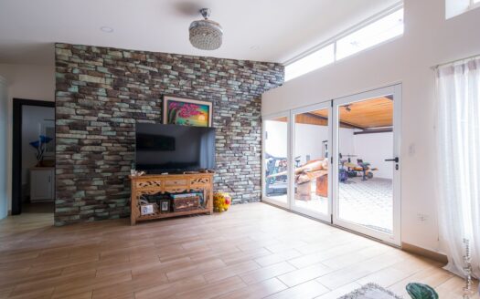 Playa, rentabilidad y estilo de vida — todo en un solo lugar casa con piscina privada a 500mts de la playa en Jaco. Cod. 143526