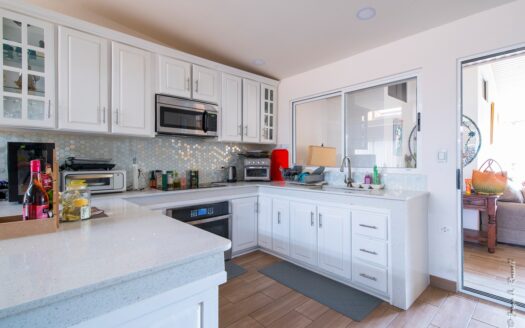 Playa, rentabilidad y estilo de vida — todo en un solo lugar casa con piscina privada a 500mts de la playa en Jaco. Cod. 143526