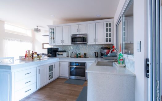 Playa, rentabilidad y estilo de vida — todo en un solo lugar casa con piscina privada a 500mts de la playa en Jaco. Cod. 143526