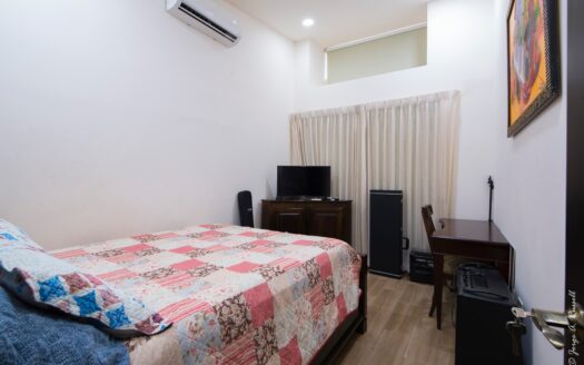 Playa, rentabilidad y estilo de vida — todo en un solo lugar casa con piscina privada a 500mts de la playa en Jaco. Cod. 143526