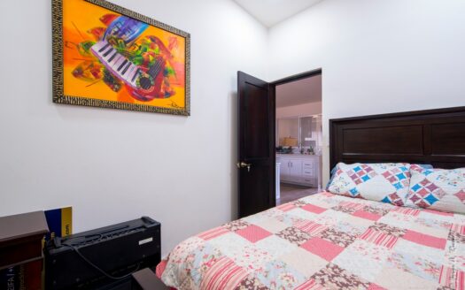 Playa, rentabilidad y estilo de vida — todo en un solo lugar casa con piscina privada a 500mts de la playa en Jaco. Cod. 143526