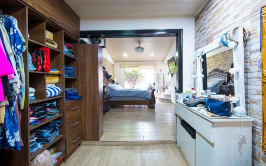 Playa, rentabilidad y estilo de vida — todo en un solo lugar casa con piscina privada a 500mts de la playa en Jaco. Cod. 143526