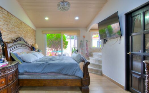 Playa, rentabilidad y estilo de vida — todo en un solo lugar casa con piscina privada a 500mts de la playa en Jaco. Cod. 143526