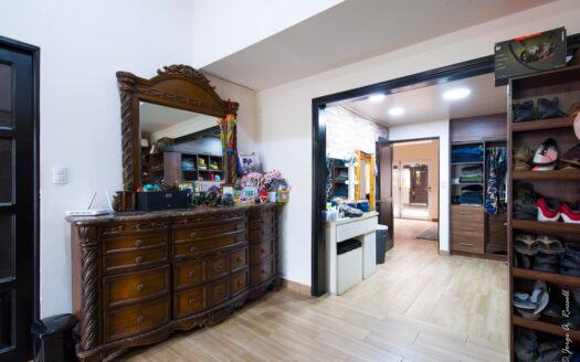 Playa, rentabilidad y estilo de vida — todo en un solo lugar casa con piscina privada a 500mts de la playa en Jaco. Cod. 143526