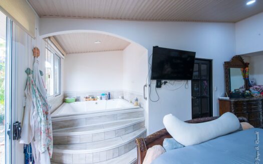 Playa, rentabilidad y estilo de vida — todo en un solo lugar casa con piscina privada a 500mts de la playa en Jaco. Cod. 143526