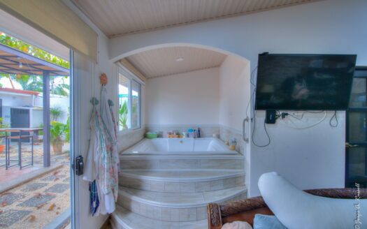 Playa, rentabilidad y estilo de vida — todo en un solo lugar casa con piscina privada a 500mts de la playa en Jaco. Cod. 143526