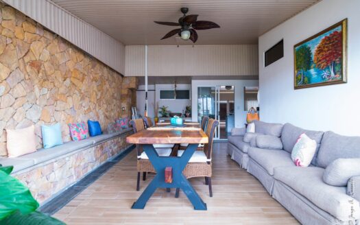 Playa, rentabilidad y estilo de vida — todo en un solo lugar casa con piscina privada a 500mts de la playa en Jaco. Cod. 143526